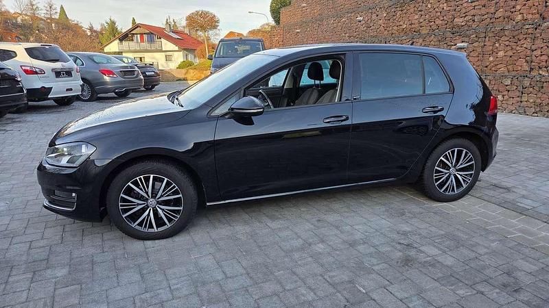 Gebraucht VW Golf VII Allstar 125 PS (91 kW) 2016 Deep black perleffekt Kleinwagen