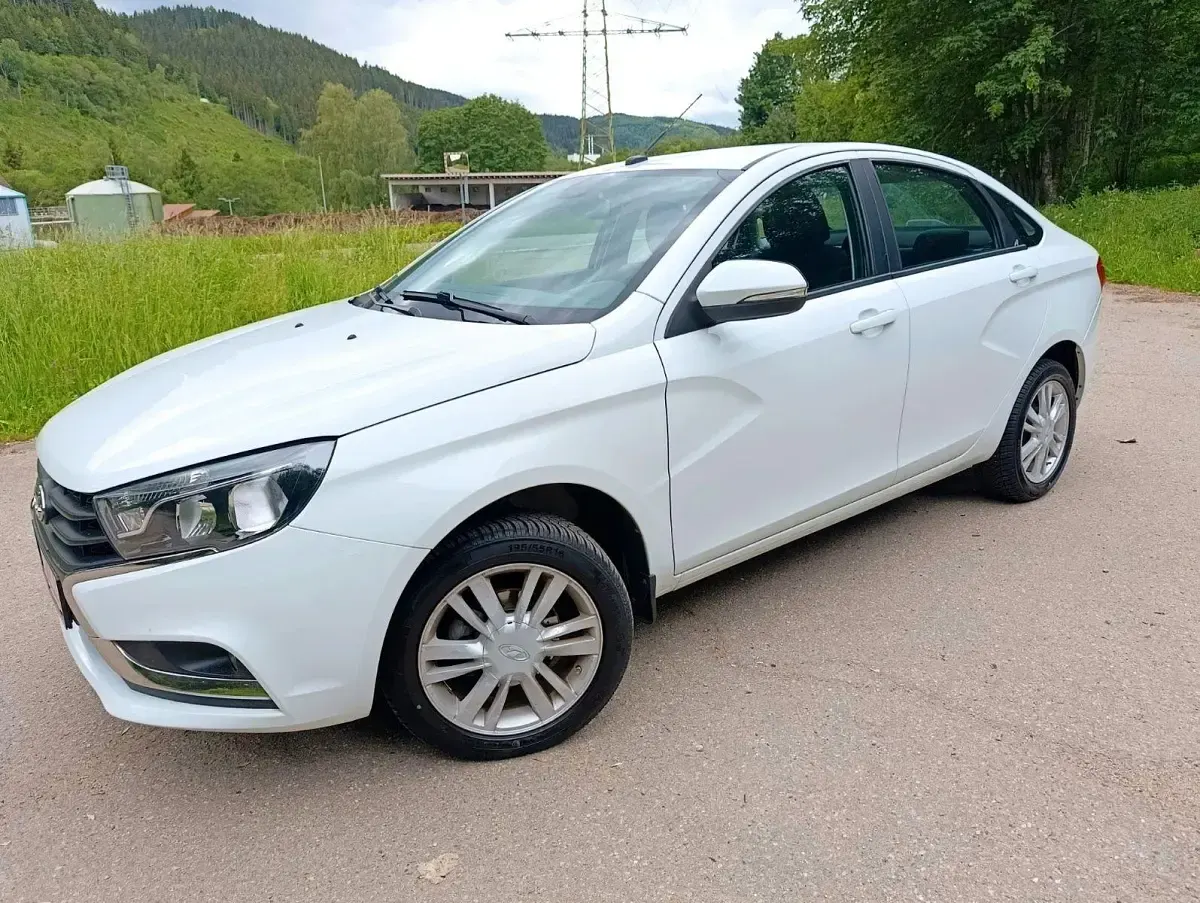 Gebraucht Lada Vesta 106 PS (77 kW) 2017 Weiß Limousine