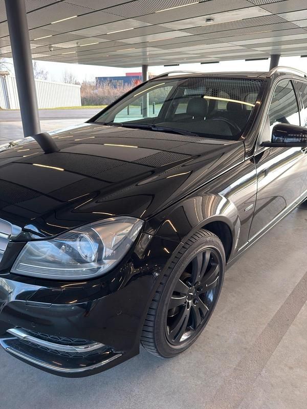 Gebraucht Mercedes C250 204 PS (150 kW) 2012 Schwarz Kombi
