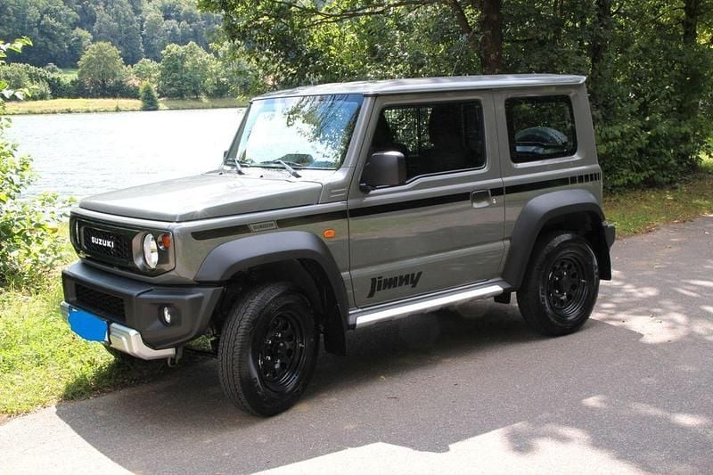 Grau Gebraucht 2024 Suzuki Jimny SUV | 30.840 € (Fairer Preis) - Bild 1/4