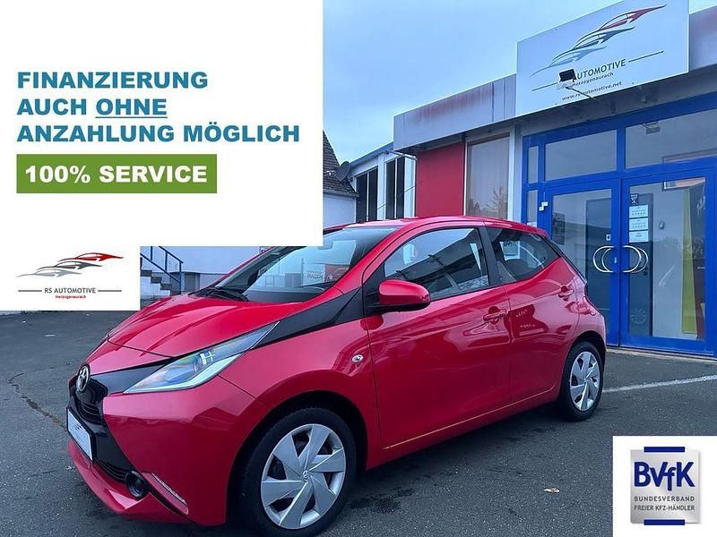 Rot Gebraucht 2018 Toyota Aygo X-play Kleinwagen | 9.590 € (Fairer Preis) - Bild 1/4