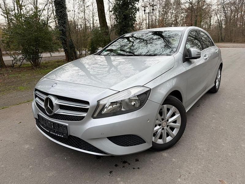 Silber Gebraucht 2014 Mercedes A180 Style Limousine | 16.390 € (Fairer Preis) - Bild 1/4