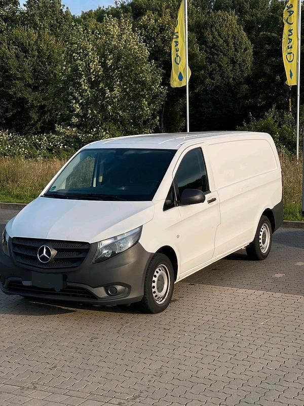 Weiß Gebraucht 2019 Mercedes Vito Van / Kleinbus | 11.999 € - Bild 1/4