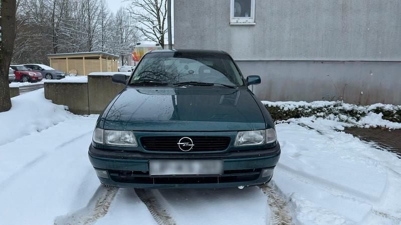 Grün Gebraucht 1997 Opel Astra Kombi | 2.000 € (Fairer Preis) - Bild 1/4