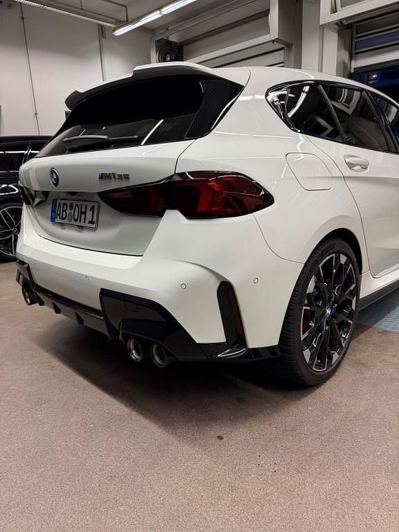 Gebraucht BMW M135 Performance 300 PS (220 kW) 2025 Weiß Kleinwagen