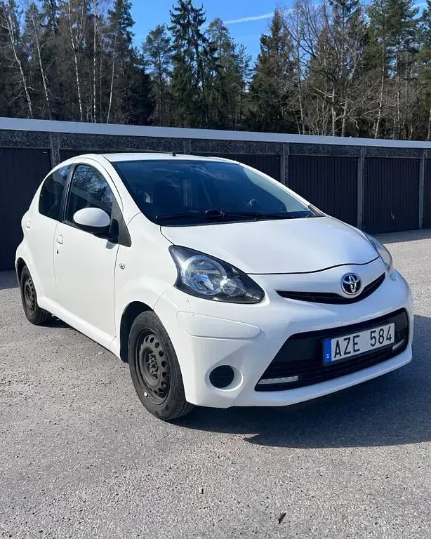 Używany Toyota Aygo 68 KM (50 kW) 2013 Biały Hatchback
