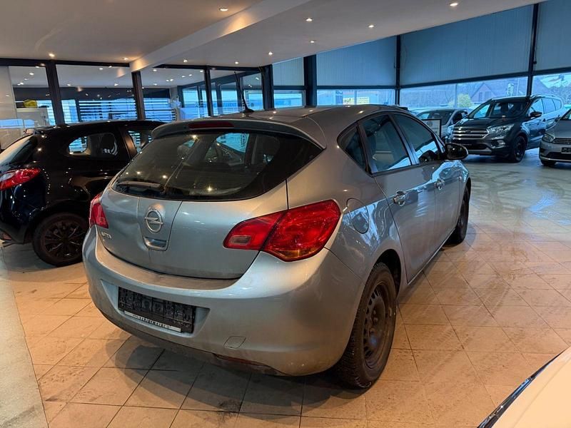 Gebraucht Opel Astra Edition 116 PS (85 kW) 2011 Silber Limousine