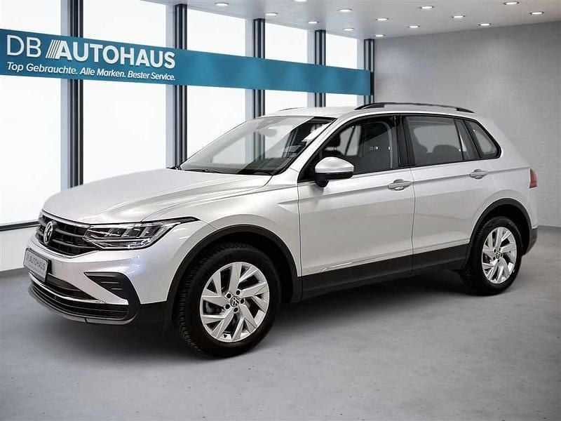 Silber Gebraucht 2023 VW Tiguan Life SUV | 30.930 € - Bild 1/4