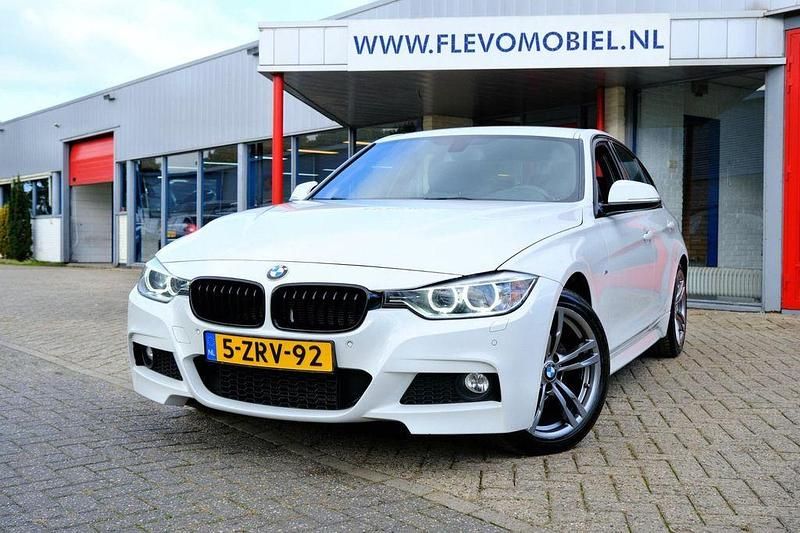 Weiß Gebraucht 2015 BMW 316 M Sport Limousine | 11.350 € (Guter Preis) - Bild 1/4