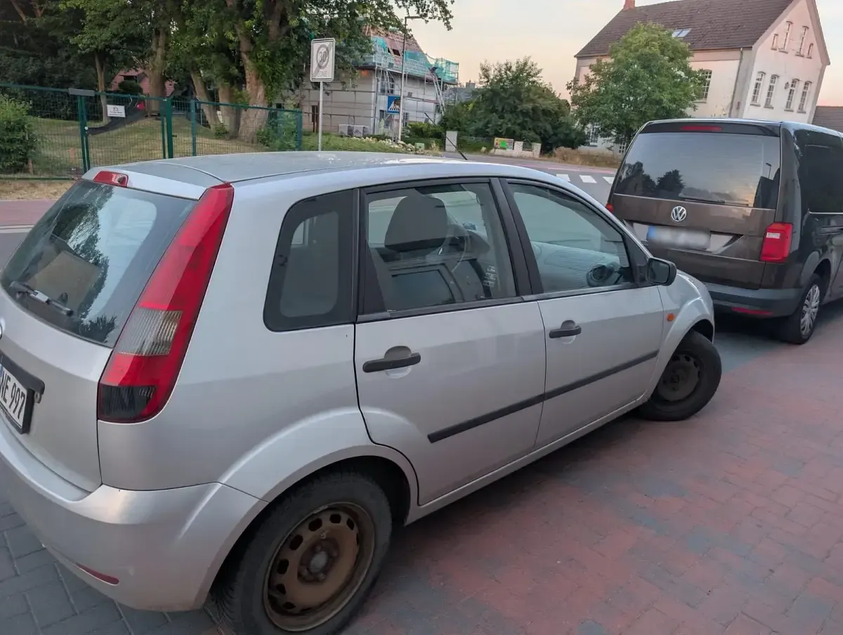 Gebraucht Ford Fiesta 70 PS (51 kW) 2005 Grau Kleinwagen