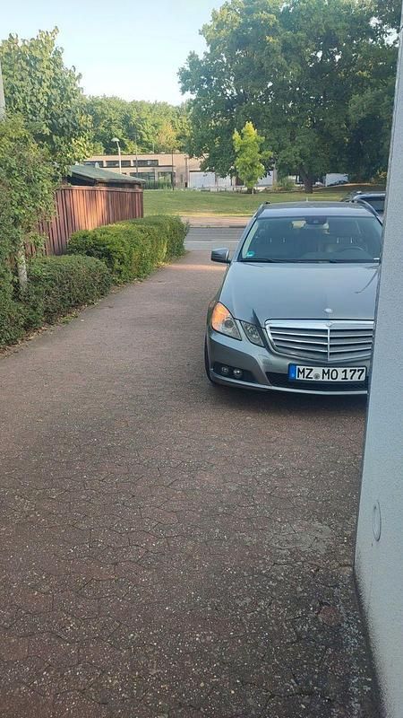 Grau Gebraucht 2010 Mercedes E250 Elegance Kombi | 3.850 € (Superpreis) - Bild 1/4