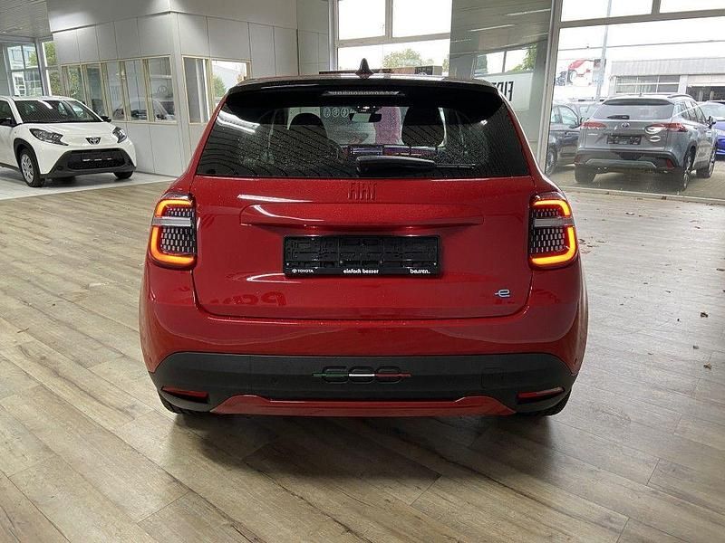 Gebraucht Fiat 600E Red 114 kW (156 PS) 2024 Rot Limousine