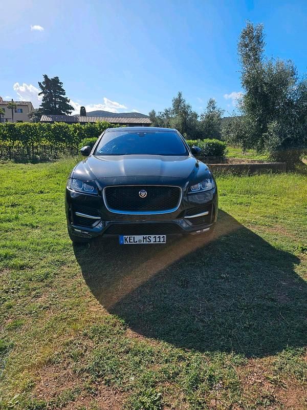 Schwarz Gebraucht 2016 Jaguar F-Pace R-Sport SUV | 29.500 € - Bild 1/4