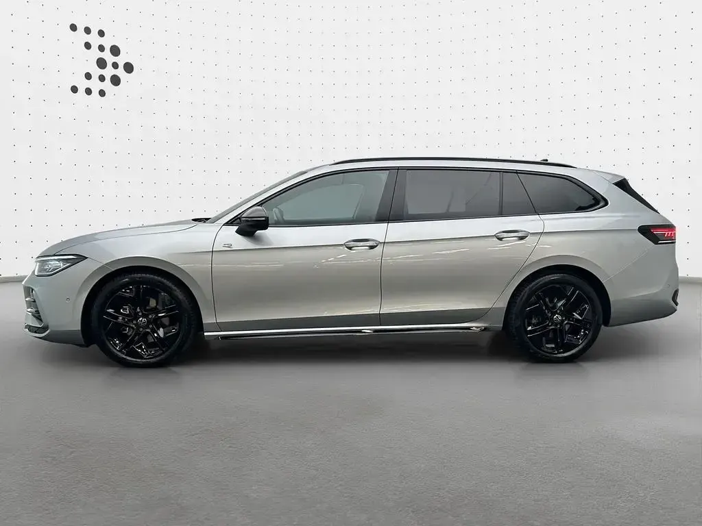 Gebraucht VW Passat R-line 150 PS (110 kW) 2025 Oyster silver metallic Kombi