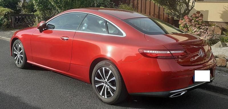 Rot Gebraucht 2019 Mercedes E200 Coupé | 33.200 € (Fairer Preis) - Bild 1/4
