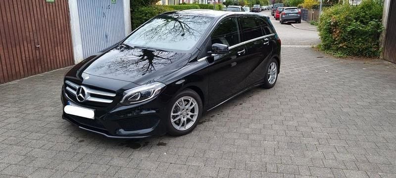 Schwarz Gebraucht 2016 Mercedes B200 AMG line Van / Kleinbus | 12.000 € (Guter Preis) - Bild 1/4