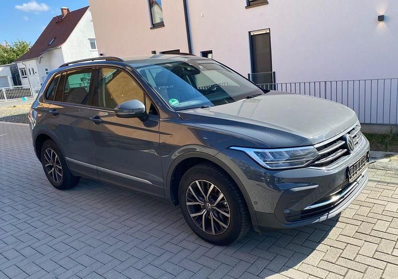 Grau Gebraucht 2022 VW Tiguan Life SUV | 26.900 € (Fairer Preis) - Bild 1/4
