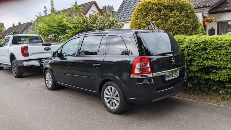 Schwarz Gebraucht 2014 Opel Zafira Family Van / Kleinbus | 7.500 € (Fairer Preis) - Bild 1/4