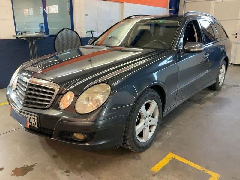 Gebraucht Mercedes E220 Classic 170 PS (125 kW) 2008 Grau Limousine