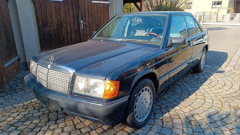 Blau Gebraucht 1990 Mercedes 190 Limousine | 7.400 € - Bild 1/3