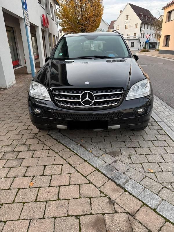 Schwarz Gebraucht 2008 Mercedes 320 SUV | 8.700 € (Teuer) - Bild 1/4