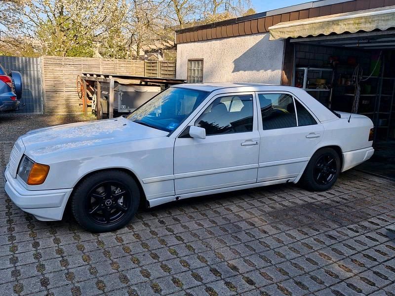 Gebraucht Mercedes E230 131 PS (96 kW) 1988 Weiß Limousine