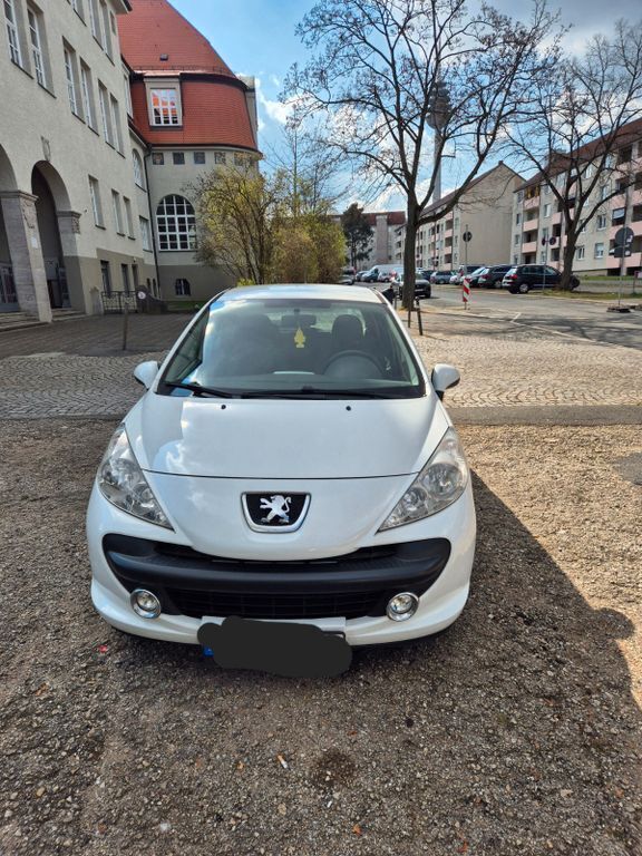 Gebraucht Peugeot 207 Urban Move 95 PS (69 kW) 2009 Weiß Limousine