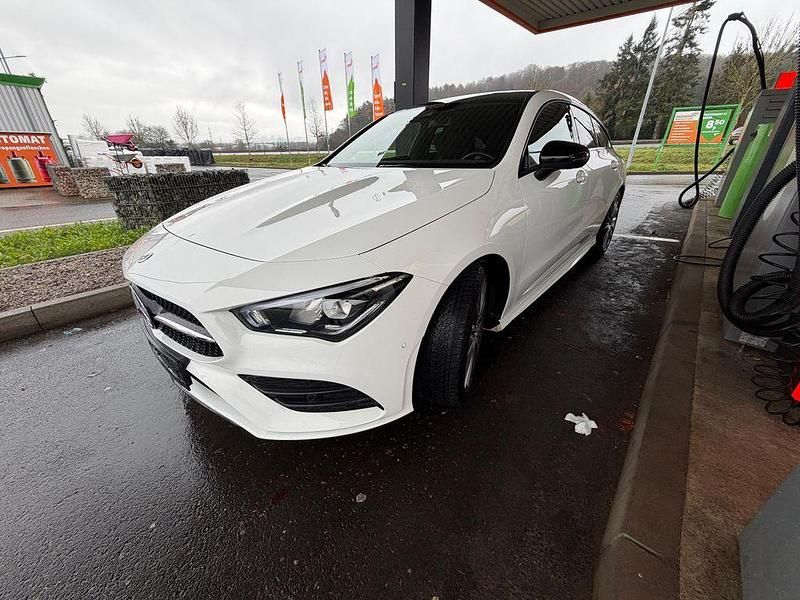 Weiß Gebraucht 2019 Mercedes CLA220 Shooting Brake Kombi | 27.500 € (Etwas zu teuer) - Bild 1/4