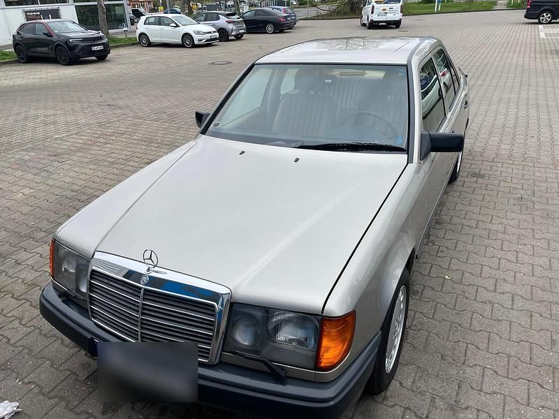 Gebraucht Mercedes 300 143 PS (105 kW) 1987 Gold Limousine