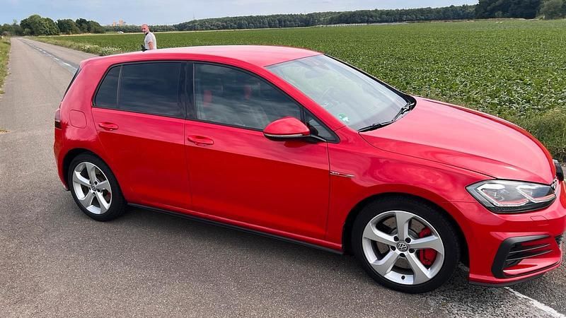 Rot Gebraucht 2019 VW Golf VII GTI Limousine | 18.299 € (Superpreis) - Bild 1/4