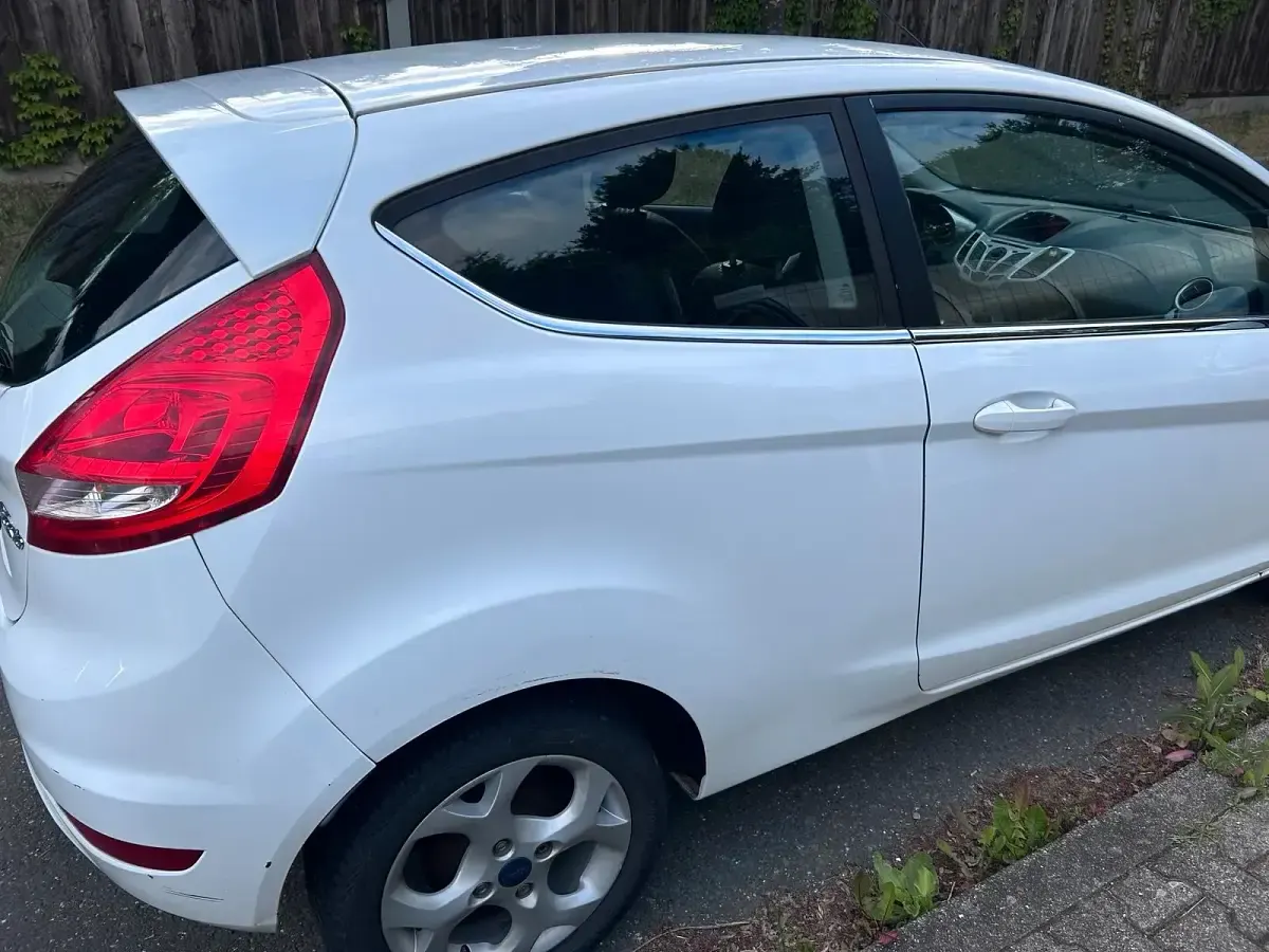 Gebraucht Ford Fiesta 97 PS (71 kW) 2009 Weiß Kleinwagen