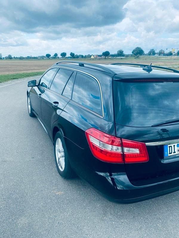 Schwarz Gebraucht 2011 Mercedes E200 Kombi | 5.500 € (Fairer Preis) - Bild 1/4