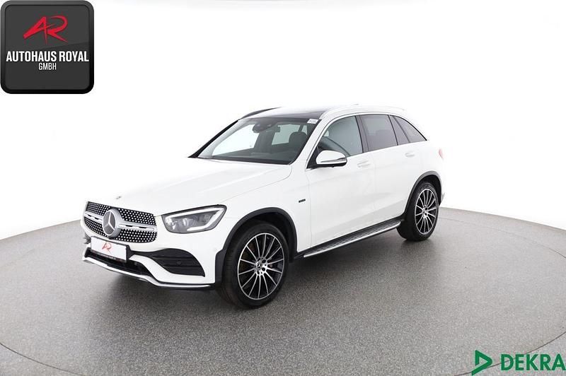 Weiss Gebraucht 2021 Mercedes GLC300e AMG SUV | 38.470 € (Fairer Preis) - Bild 1/4