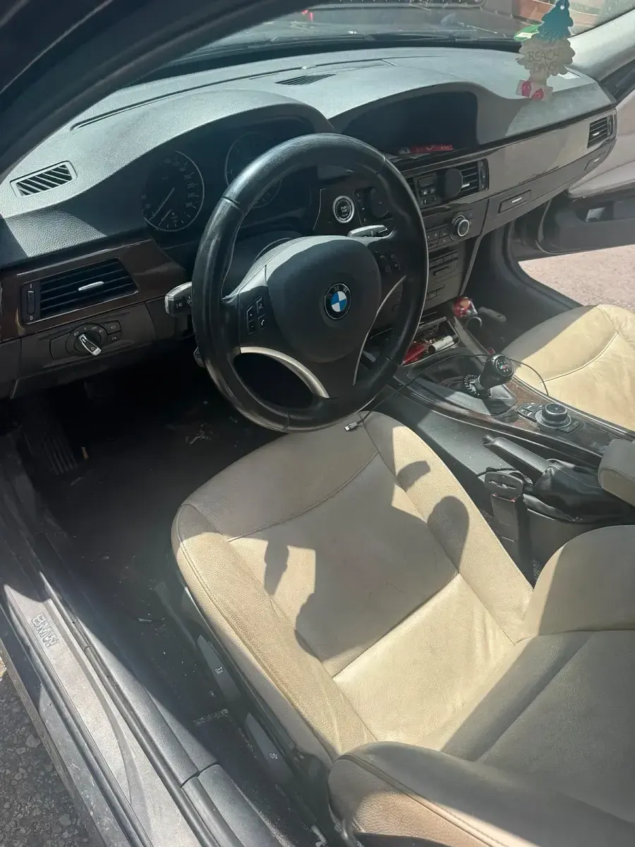Gebraucht BMW 320 184 PS (135 kW) 2011 Schwarz Kombi