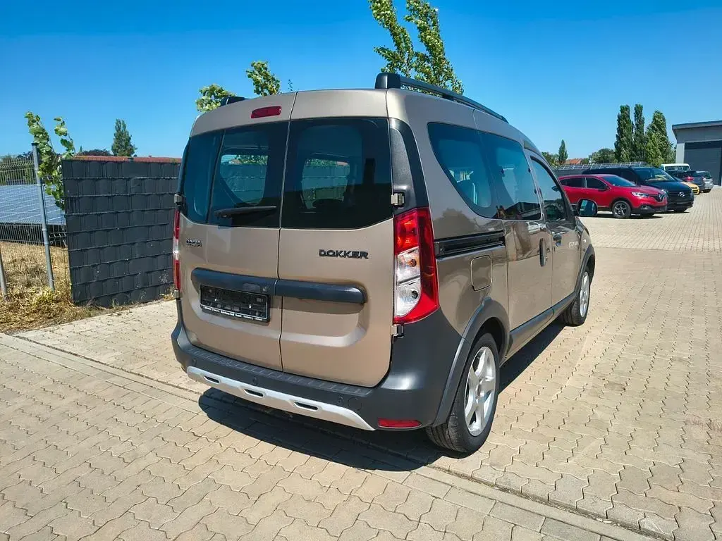 Gebraucht Dacia Dokker Stepway 95 PS (69 kW) 2020 Gold Van / Kleinbus