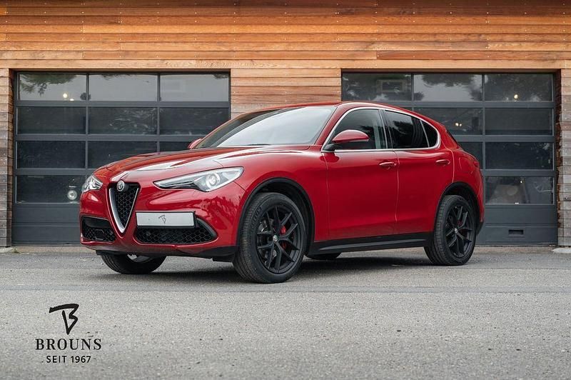 Rosso competizione metallic Gebraucht 2017 Alfa Romeo Stelvio SUV | 23.950 € - Bild 1/4
