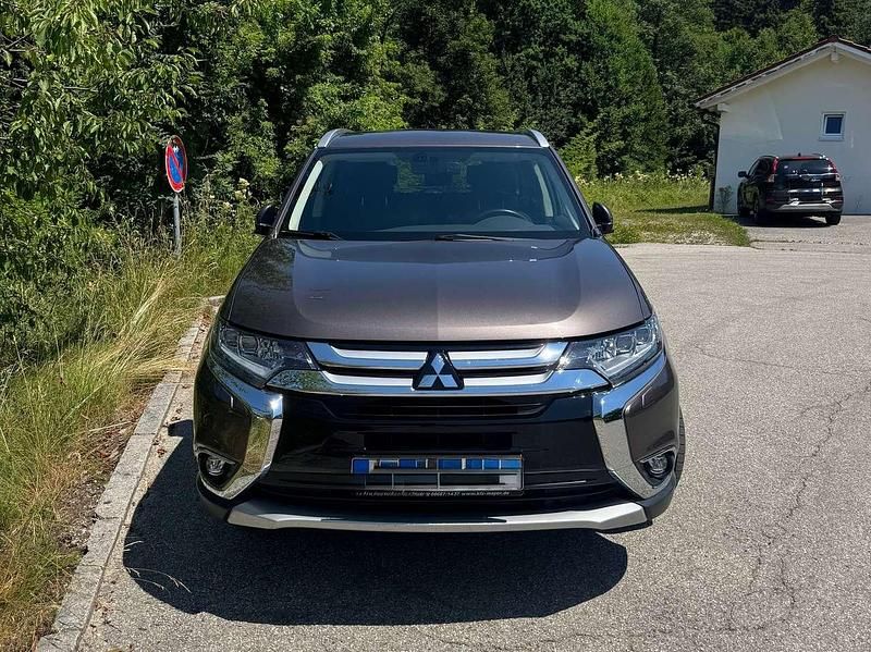 Braun Gebraucht 2018 Mitsubishi Outlander Edition SUV | 18.500 € (Fairer Preis) - Bild 1/4