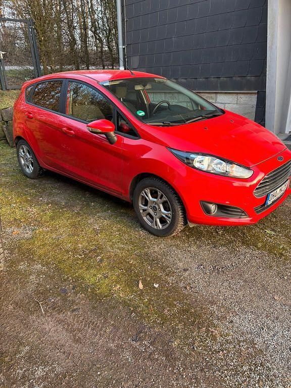 Gebraucht Ford Fiesta Trend 80 PS (58 kW) 2014 Rot Kleinwagen