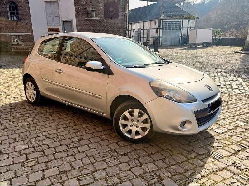 Gebraucht Renault Clio II Night&Day 75 PS (55 kW) 2011 Silber Limousine