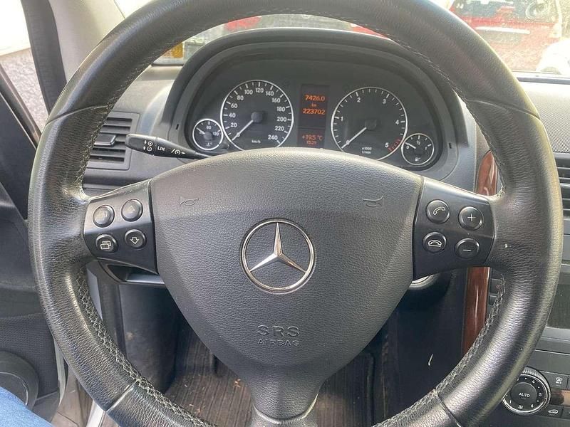 Gebraucht Mercedes A180 109 PS (80 kW) 2011 Polarsilber  metalliclack Kleinwagen