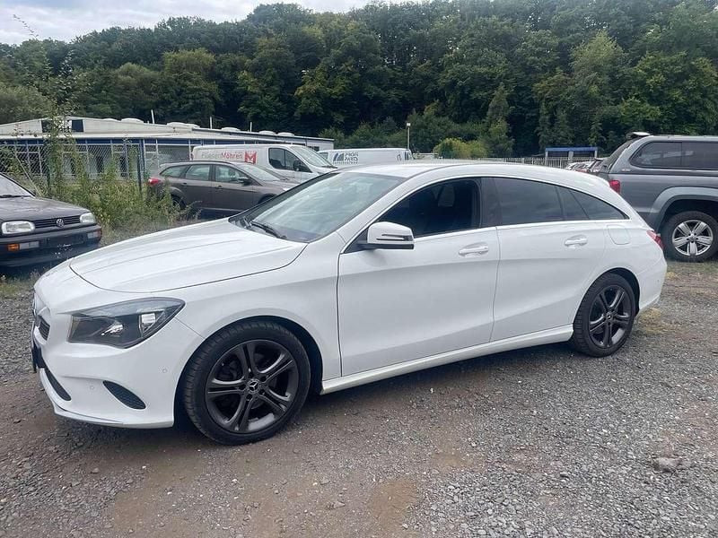 Weiß Gebraucht 2018 Mercedes CLA200 Shooting Brake Kombi | 9.500 € (Superpreis) - Bild 1/4