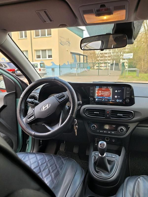 Gebraucht Hyundai i10 84 PS (61 kW) 2023 Grün Kleinwagen