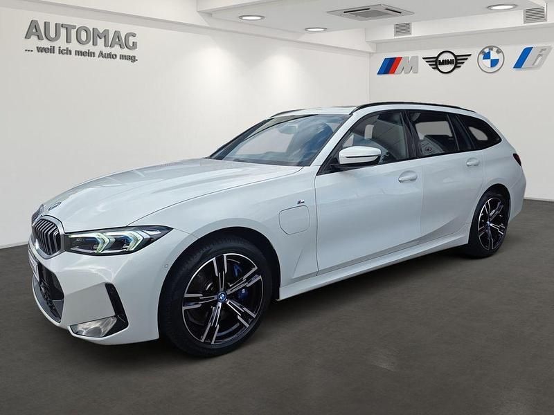 Alpinweiß uni Gebraucht 2024 BMW 330e M Sport Kombi | 49.990 € (Etwas zu teuer) - Bild 1/4