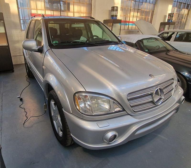 Silber Gebraucht 2001 Mercedes ML55 AMG AMG SUV | 14.999 € - Bild 1/4