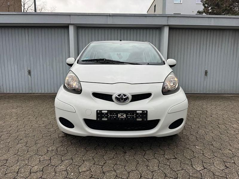 Gebraucht Toyota Aygo 68 PS (50 kW) 2011 Weiß Kleinwagen