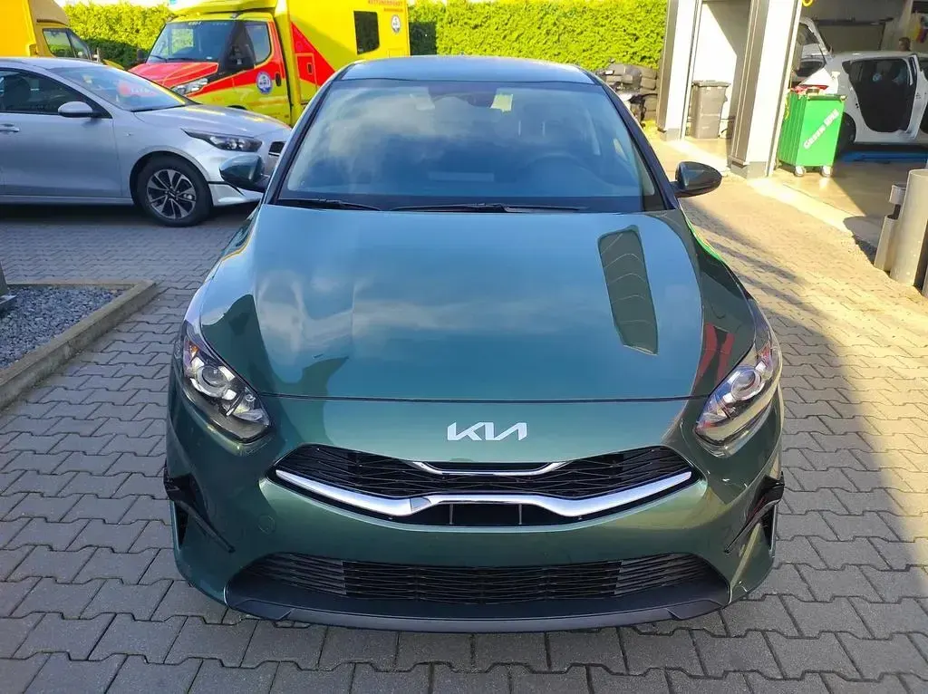 Neu Kia Ceed Gold 140 PS (102 kW) 2025 Grün Kleinwagen
