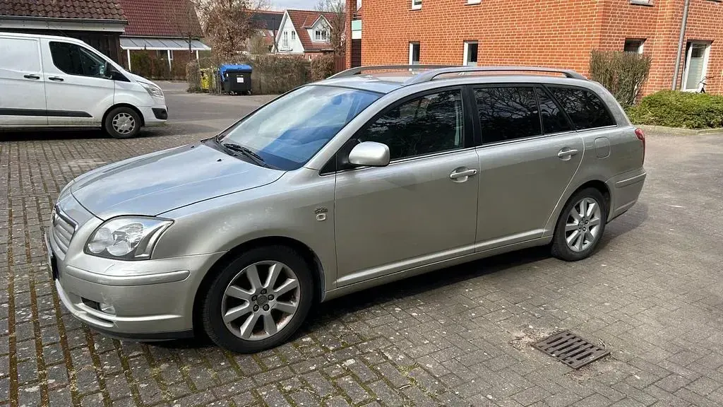 Gebraucht Toyota Avensis 116 PS (85 kW) 2005 Silber Kombi