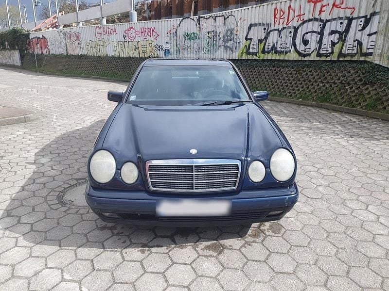 Gebraucht Mercedes E200 1998 Blau Limousine