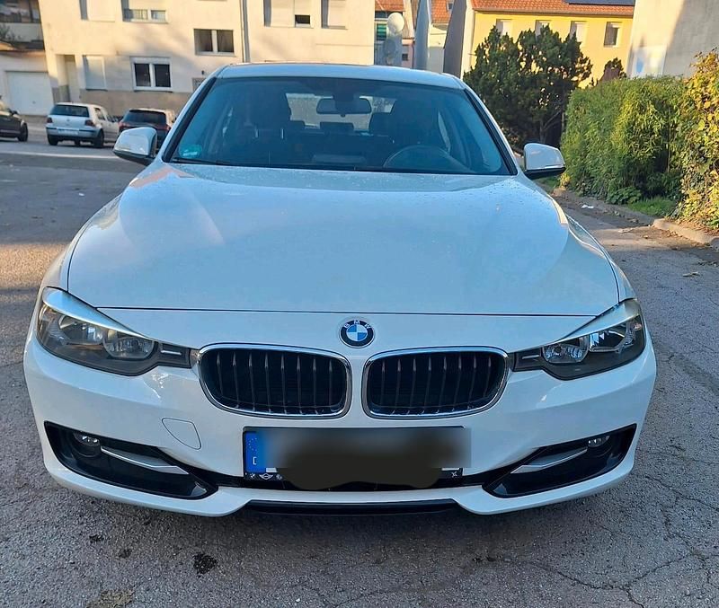Weiß Gebraucht 2013 BMW 316 Sport Line Limousine | 9.900 € (Fairer Preis) - Bild 1/4