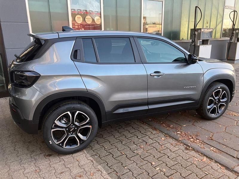 Neu Jeep Avenger Summit 110 PS (80 kW) 2026 Grau SUV